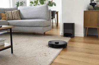 Aspirateur robot à moins de 200 euros dans un salon avec tapis et station compacte