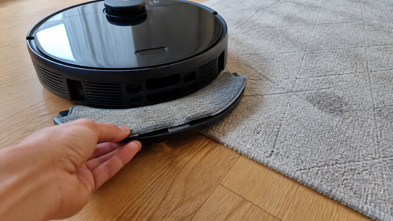 Retrait manuel d'une serpillière avant un tapis