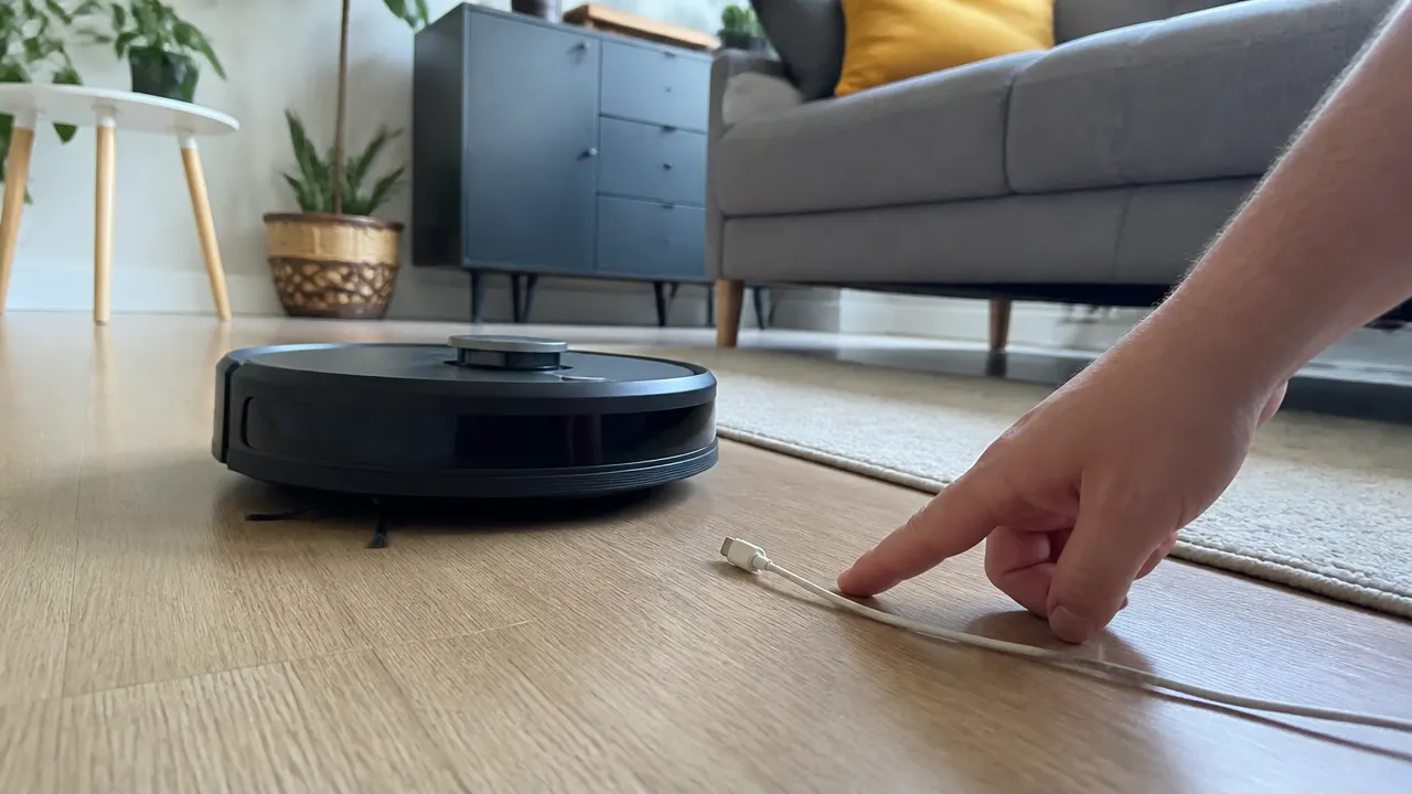 Câble au sol devant un robot aspirateur générique
