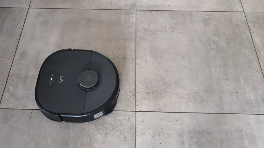 Guide pratique 2025 : aspirateurs robots adaptés aux poils d'animaux 24 Eufy X10 Pro Omni